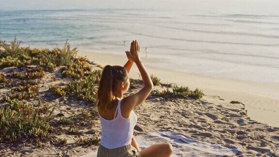 一个小女孩在沙滩上练瑜伽