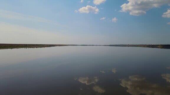 镜子对称的反射云在平静的水盐湖