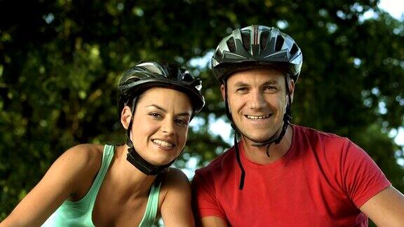 高清:夫妇与自行车有视频通话
