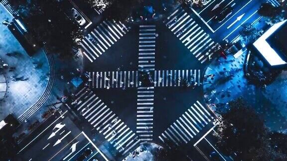 无人机视角的城市街道十字路口在夜间