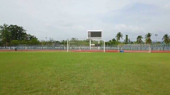 航拍泰国的足球场和足球球门