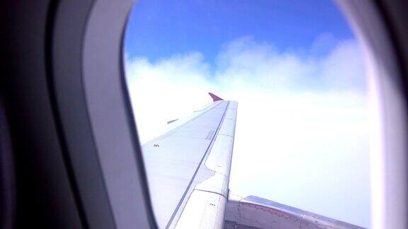 天空蓝色或湛蓝的天空和云在飞机窗口观看