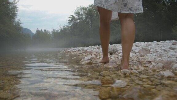 光脚女人走在小溪里