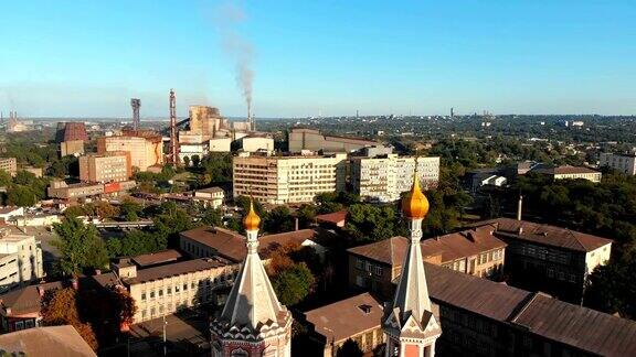 位于灰色工业城市的乌克兰基督教教堂鸟瞰图