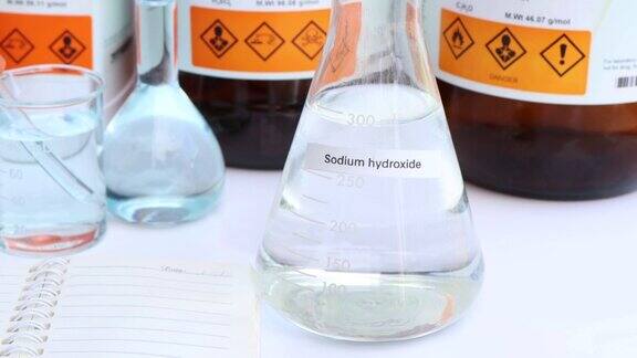 玻璃中的氢氧化钠实验室里的化学物质