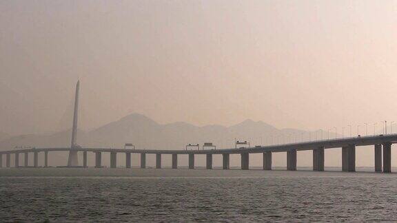 车辆通过深圳湾大桥在深圳广东省中华人民共和国