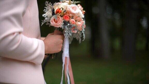 新娘手中美丽的婚礼花束
