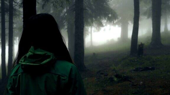 一个年轻女子在森林里徒步旅行