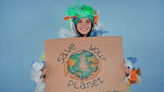 女人拿着写着“拯救你的星球”的纸板穿着垃圾服