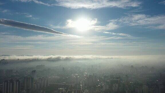 雾霾清晨的空中景观城市生活的空中景象巴西圣保罗