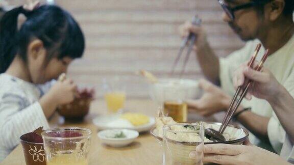 日本家庭在吃年夜面
