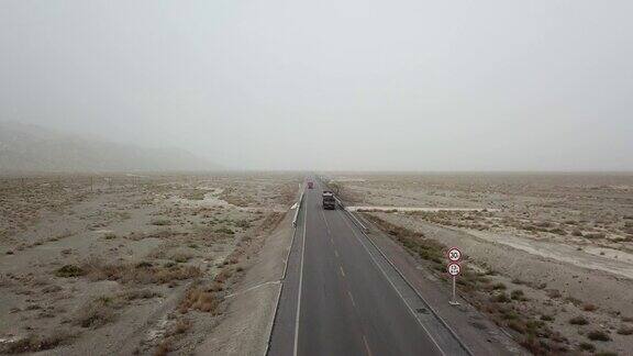 新疆戈壁沙漠上的一条公路位于天山和塔克拉玛干沙漠之间