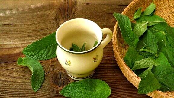 健康的草药茶准备新鲜薄荷茶