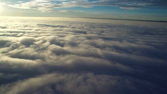 飞行在云层