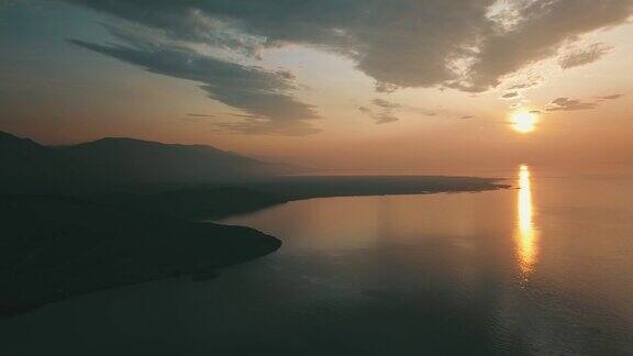 从无人机拍摄的夏季贝加尔湖日出