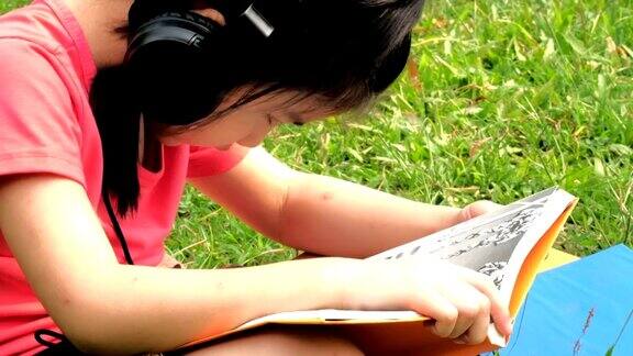 女孩一边看书一边听音乐