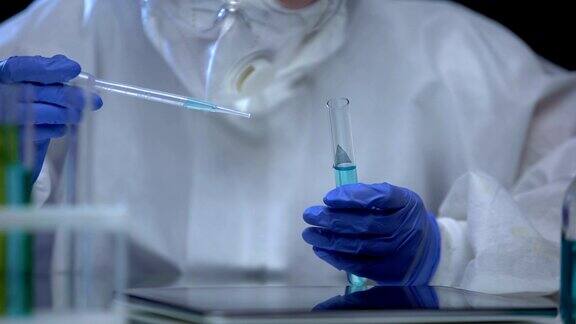 毒性实验室助理检查啮齿动物毒液样本管上有中毒标志