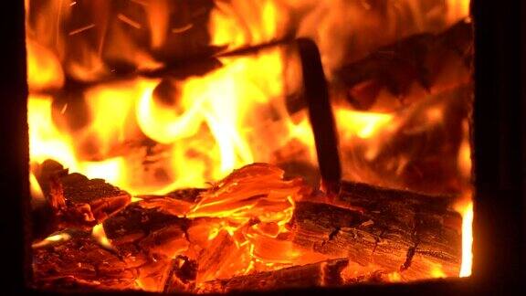 燃烧的木头火的滚烫的余烬