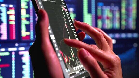 股票交易所在线交易交易员在股票市场交易大厅使用智能手机