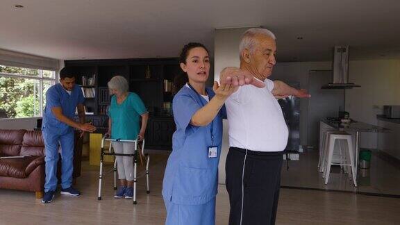 在辅助生活设施中为老年人做物理治疗的保健工作者