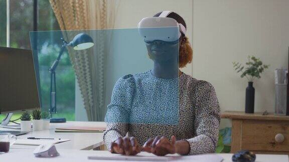 一名女子坐在桌前戴着VR耳机看着投影屏幕在键盘上打字