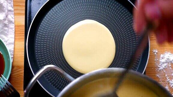 上图美味的黄色煎饼是在煎锅上准备的有机早餐