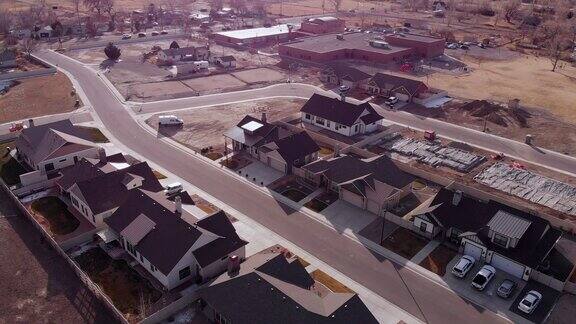 无人机拍摄于科罗拉多州Fruita镇的一个高档中产阶级现代社区的冬季