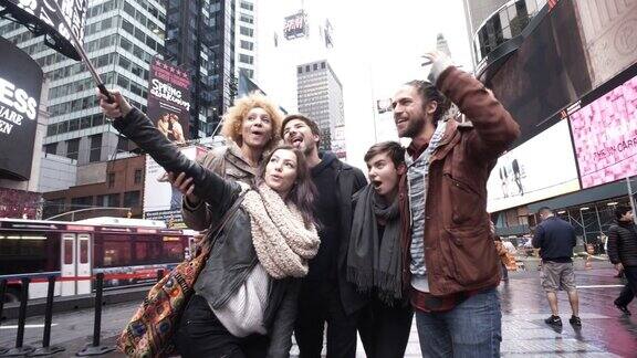 在纽约时代广场自拍的游客