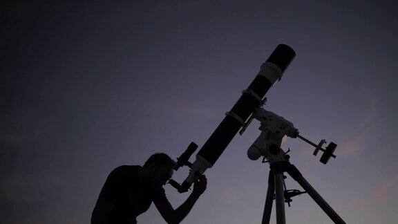 一个人的剪影望远镜和夜空业余天文学