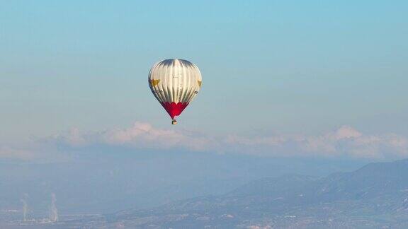 热气球飞过Pamukkale-Hierapolis4K无人机镜头在日出