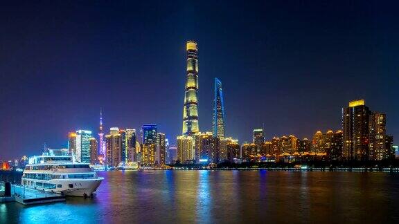 时间流逝的上海市区与黄浦江中国亚洲智慧城市的金融区和商业中心晚上有摩天大楼和高层建筑