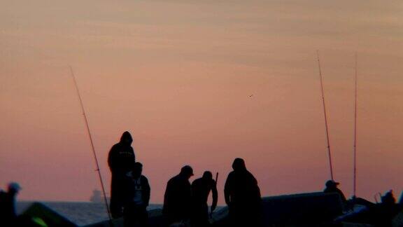 渔民在巴塞罗那湾钓鱼日落