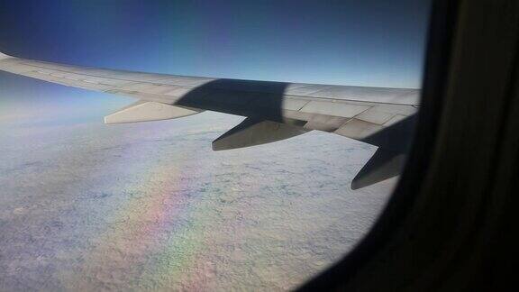 从飞机窗口的机翼上方从左到右的云