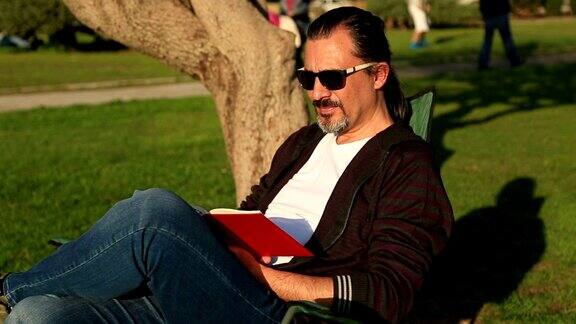 一个人在公园里看书