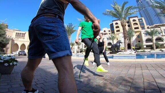 一群杂技演员在迪拜用双跳绳跳跃用慢动作表演不同的特技