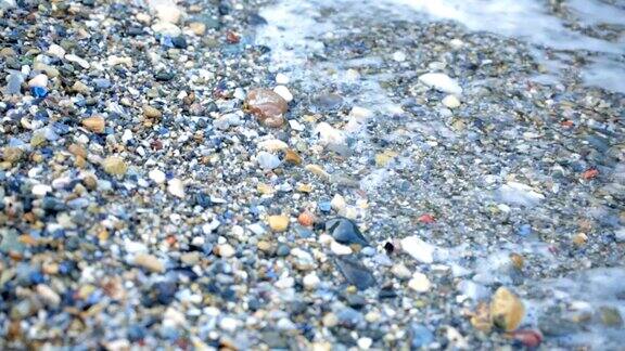 沙滩上的鹅卵石相机倾斜了