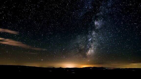 黑暗的夜晚星空和银河在自然景观之上天文时间流逝