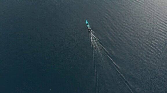 航拍:飞过印度尼西亚马鲁古岛班达岛的快艇