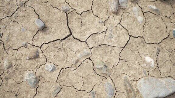 干旱的干地:干旱导致全球变暖
