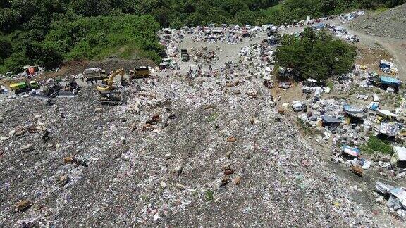 鸟瞰一个充满垃圾的城市倾倒中心一群牛在垃圾填埋场吃垃圾生态和健康问题