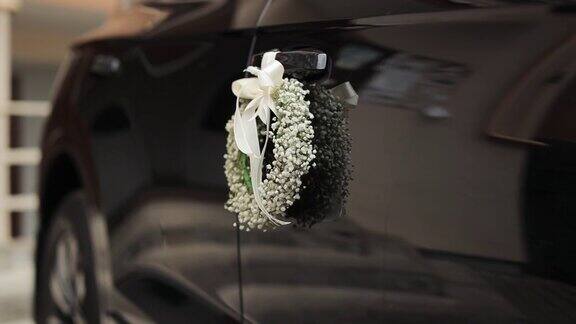 用婚礼花和缎带装饰婚车婚礼装饰婚礼装饰的设计鲜花上的婚礼现代车
