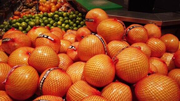 商店里有葡萄柚买家的选择