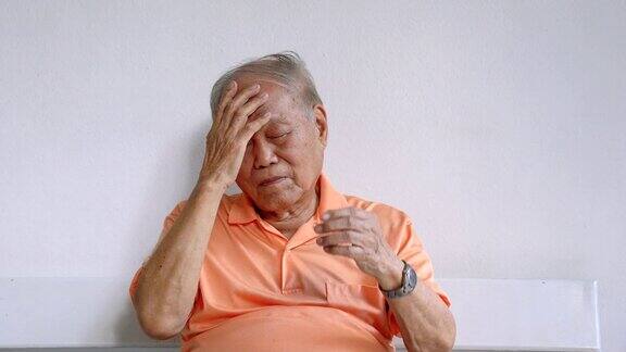 患有头痛的亚洲老人