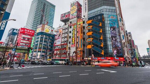 4K延时:熙熙攘攘的行人和在东京秋叶原社区街道电子城镇地区购买电子游戏、动漫、漫画的游客