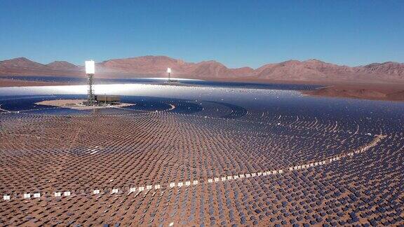 在内华达州普里姆附近的加州莫哈维沙漠一个大型太阳能集团站太阳能电池板收集太阳能