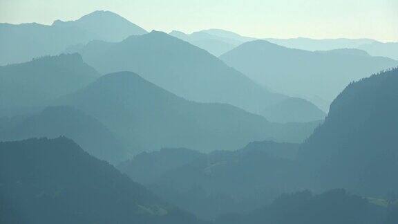 阿尔卑斯山全景与薄雾山脉山脉阿尔卑斯山巴伐利亚