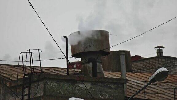 火电厂烟囱老城电厂风化的屋顶上冒着热气的烟囱