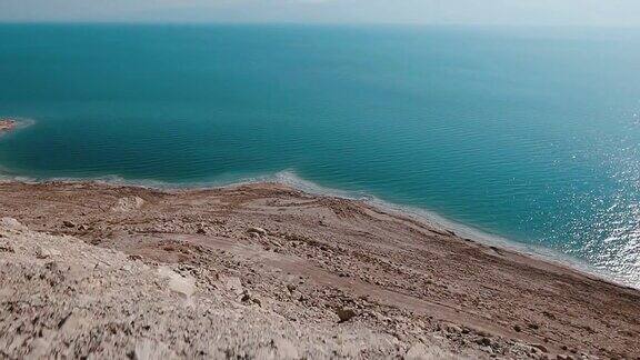 死海海岸线有盐滩和山脉以色列中东起重机