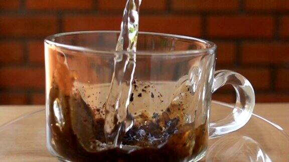 将热水倒入装有速溶咖啡粉的玻璃杯中