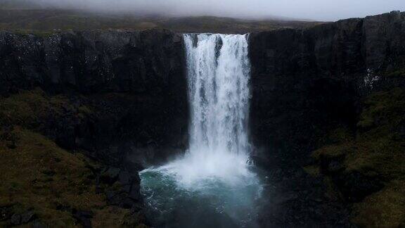 冰岛瀑布的无人机视图